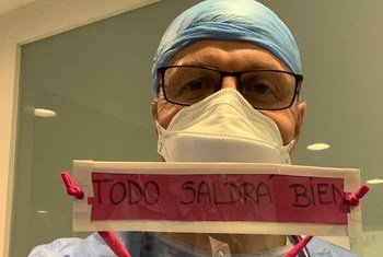El doctor Luis Díaz Izquierdo porta una pantalla de protección con un mensaje de esperanza hecho por la gente en España.