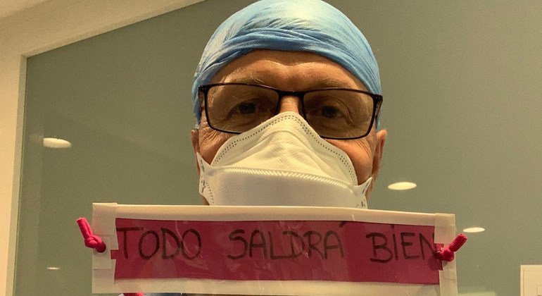 El doctor Luis Díaz Izquierdo porta una pantalla de protección con un mensaje de esperanza hecho por la gente en España.