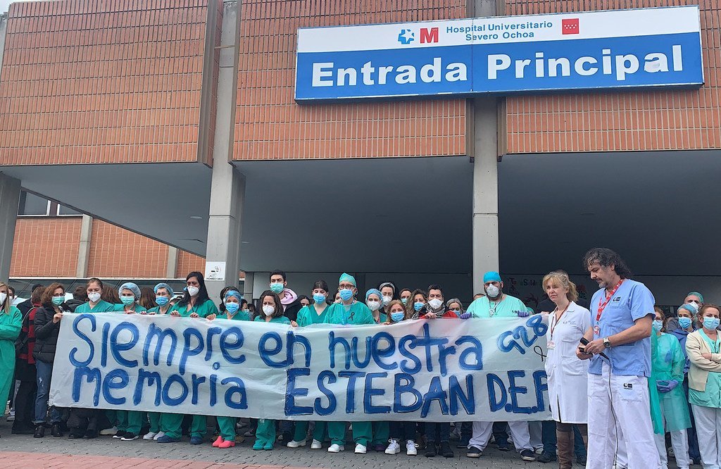 Des collègues d'un infirmier mort du Covid-19 dans un hôpital de Madrid, en Espagne, lui rendent hommage.