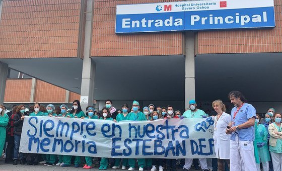 El personal sanitario del hospital Severo Ochoa en Madrid rinde homenaje a un enfermero muerto por COVID-19.
