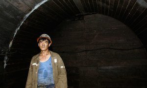 Homens mais velhos que trabalham muitas horas, como este mineiro de carvão na China, são suscetíveis a mortes relacionadas ao trabalho