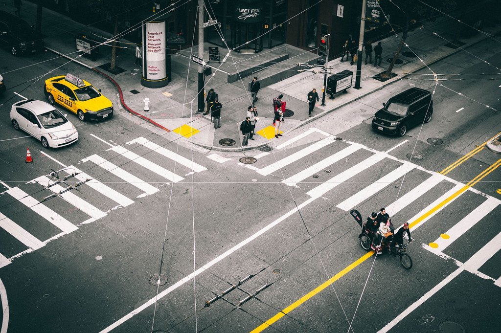 Peatones esperando la luz verde en un paso de peatones en la ciudad de San Francisco, en Estados Unidos.