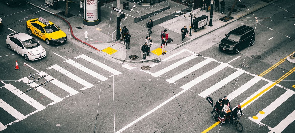 Peatones esperando la luz verde en un paso peatonal de la ciudad de San Francisco, Estados Unidos.