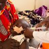 南苏丹一名6个月大的营养不良男孩通过喂食管接受牛奶。