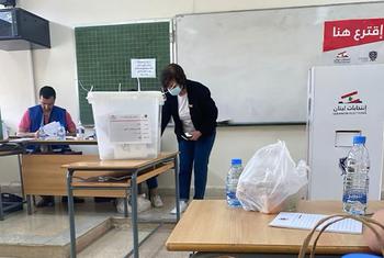 लेबनान में संसदीय चुनाव के दौरान एक मतदान केंद्र.