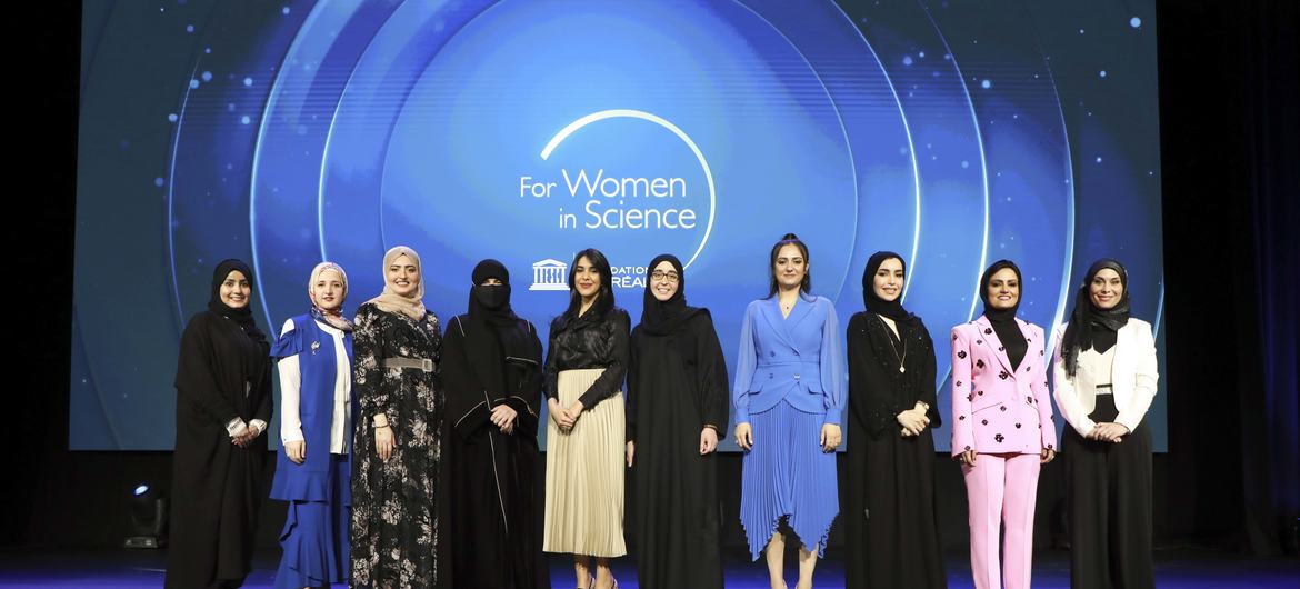 حليمة النقبي، إحدى الفائزات في  جائزة لوريال-اليونسكو للمرأة في العلوم 2021، خلال حفل التكريم.