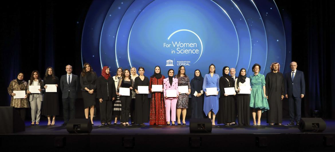 حليمة النقبي، إحدى الفائزات ف ي  جائزة لوريال-اليونسكو للمرأة في العلوم 2021، خلال حفل التكريم.