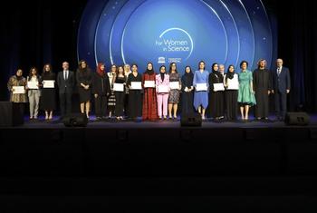 حليمة النقبي، إحدى الفائزات ف ي  جائزة لوريال-اليونسكو للمرأة في العلوم 2021، خلال حفل التكريم.