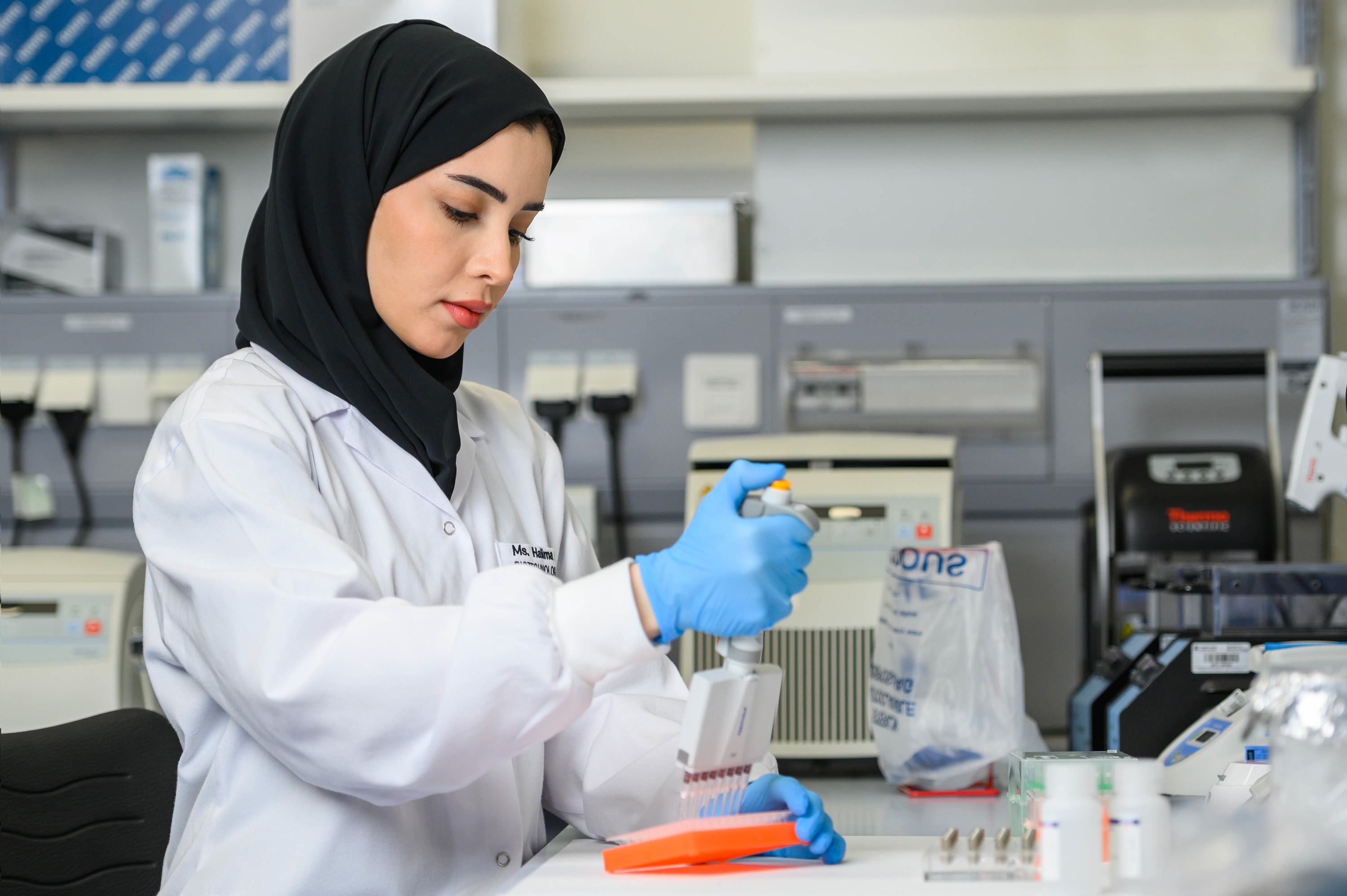 حليمة النقبي، إحدى الفائزات في جائزة لوريال-اليونسكو للمرأة في العلوم 2021،في المختبر.