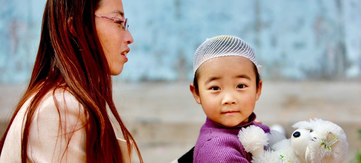 中国山西省，“赤脚社工”郑蓉（音）前来看望五岁女孩小雨（音）。她帮助小雨一家筹集了她脑部手术所需的费用，并申请了政府的补贴。