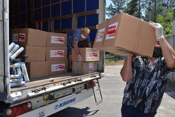 На фото: сотрудники Фонда ООН в области народонаселения доставляют гуманитарную помощь в дома престарелых на востоке Украины