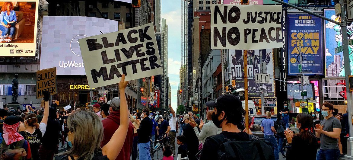 乔治·弗洛伊德在被警方拘压期间死亡后，抗议者聚集在纽约时代广场，要求正义，抗议美国的种族主义。