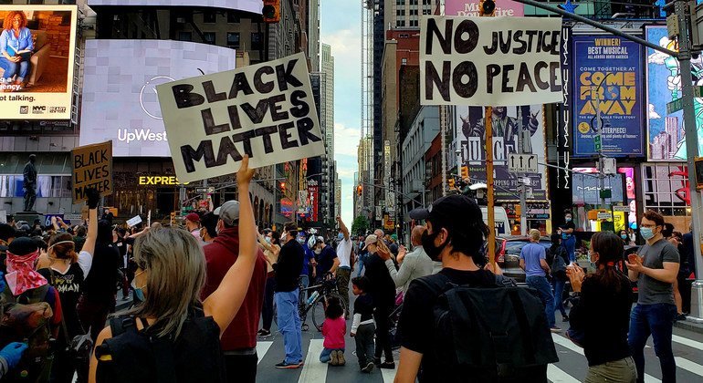 乔治·弗洛伊德在被警方拘压期间死亡后，抗议者聚集在纽约时代广场，要求正义，抗议美国的种族主义。