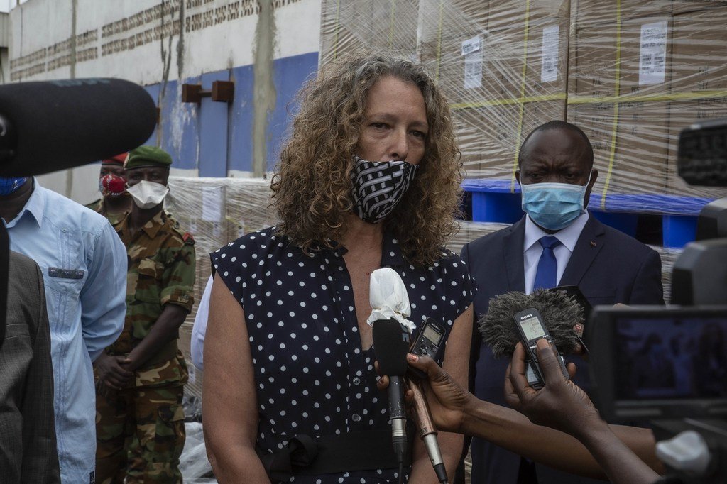2020年12月中旬，在第三批选举材料抵达中非共和国后，联合国中非稳定团副团长兼人道主义协调员丹尼斯·布朗向记者发表讲话。 
