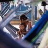 Мать с ребенком в Бразилии, в здании гимназии, которое превратили в убежище для беженцев. По оценкам УВКБ, от 30 до 34 млн беженцев составляют дети. 