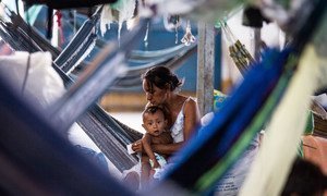 Una madre cuida de su bebé dentro de un gimnasio que se ha convertido en un asentamiento de refugiados en Pintolandia, en el Estado brasileño de Roraima, fronterizo con Venezuela.