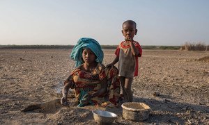 فتاة صغيرة تطهو في قريتها في إثيوبيا حيث تأثرت الأرض بشدة بسبب الجفاف
