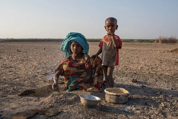 Une jeune fille fait la cuisine dans un village rural en Ethiopie, où les terres ont été affectées par des sécheresses récurrentes. Quelques 3,2 milliards de personnes sont touchées par la dégradation des terres 
