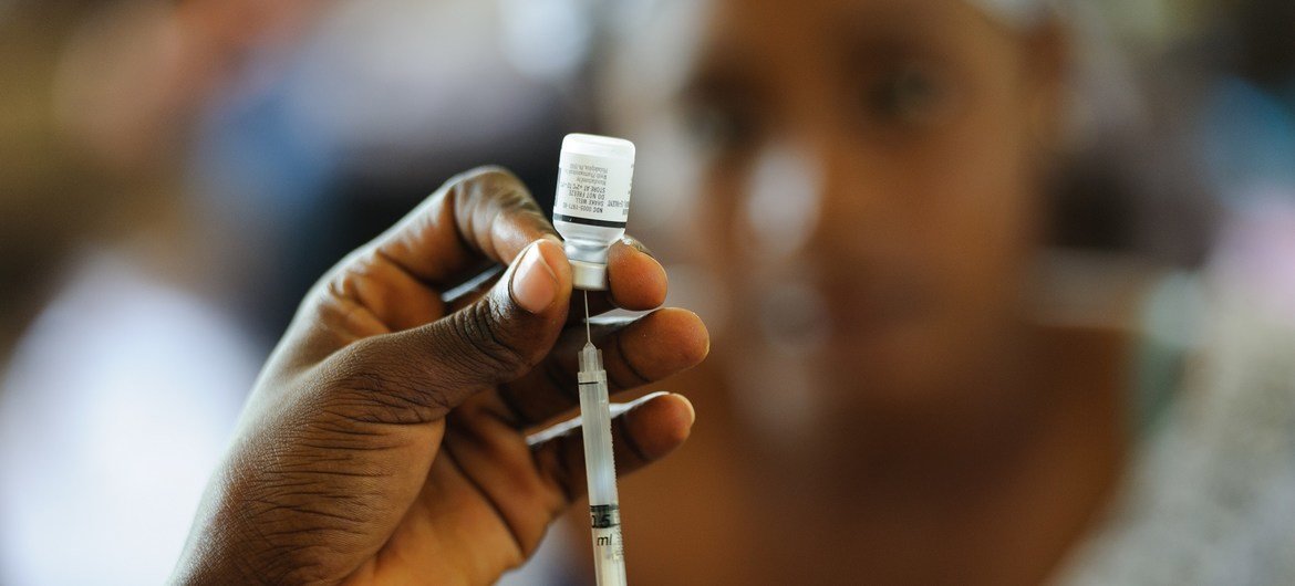 Une infirmière remplit une seringue de Prevenar 13, un vaccin indiqué pour la prévention des infections bactériennes à pneumocoques, tout en vaccinant des enfants lors d'une clinique de protection de l'enfance au centre de santé urbain d'Elmina, au Ghana.