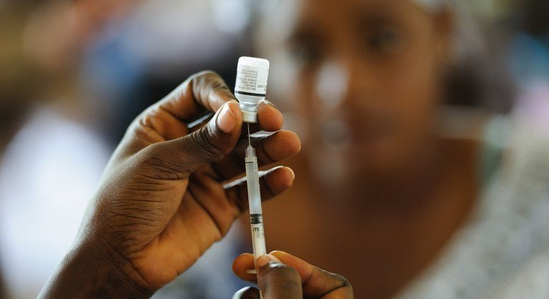 加纳一名护士在为儿童接种疫苗
