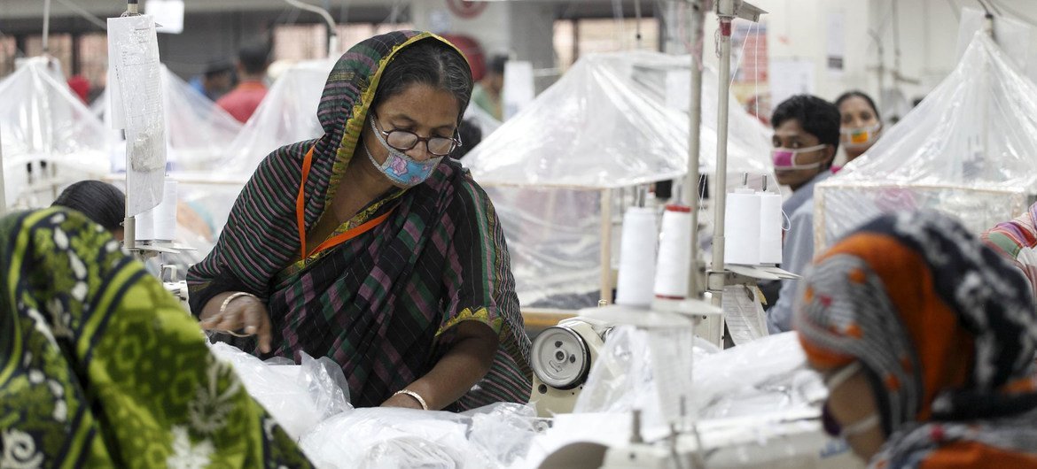 बांग्लादेश की एक परिधान फ़ैक्ट्री में कर्मचारी. 