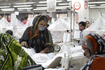 बांग्लादेश की एक परिधान फ़ैक्ट्री में कर्मचारी. 