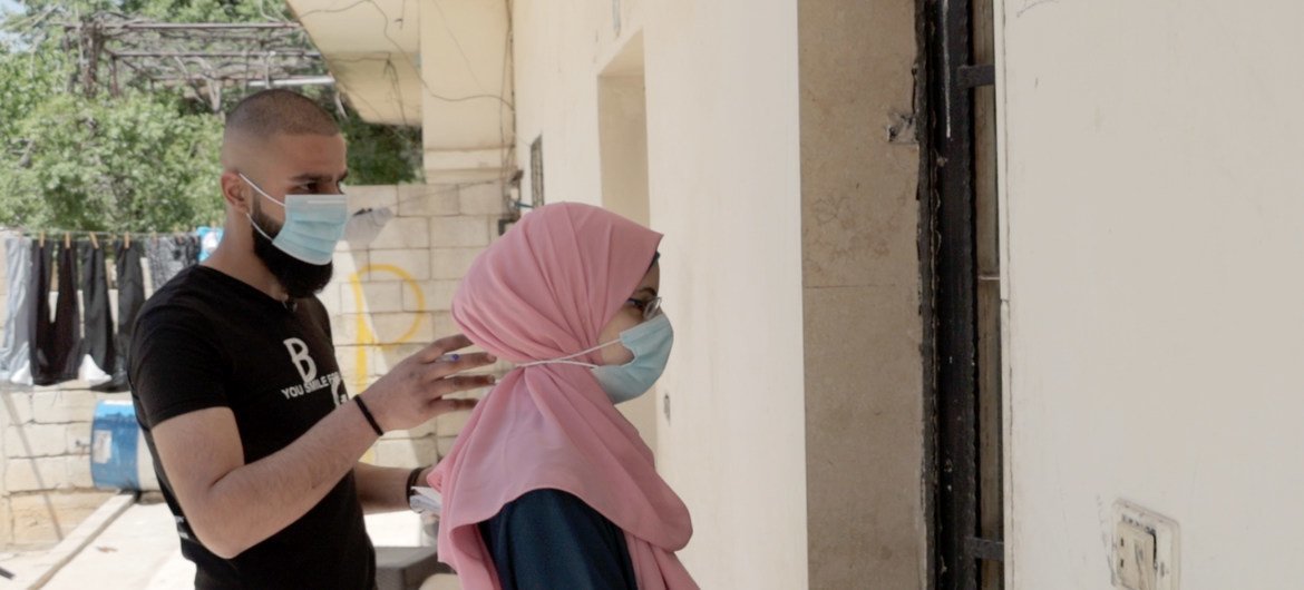 فراس تفال وزميلته خلال جولة على منازل اللاجئين في مخيم الجليل بمدينة بعلبك