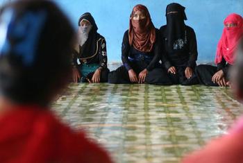 Una sesión de sensibilización sobre el empoderamiento de las mujeres en un campo de refugiados rohingya en Bangladesh.