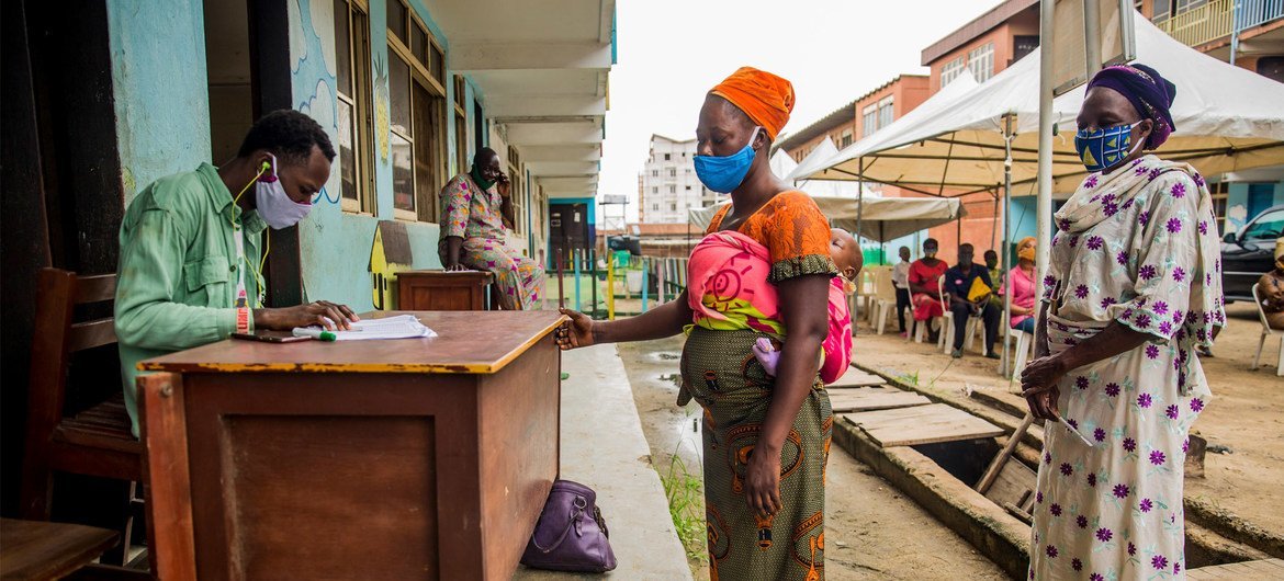  Les femmes au Nigéria collectent des bons alimentaires dans le cadre d'un programme de soutien aux familles en difficulté sous le verrouillage de la Covid-19.