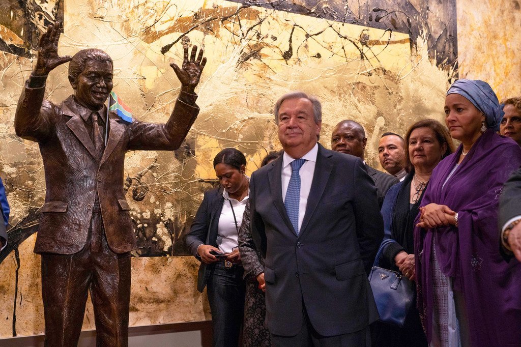 联合国秘书长古特雷斯（中）于2018年9月出席了纳尔逊·曼德拉雕像的揭幕仪式。这是南非赠送给联合国礼物。