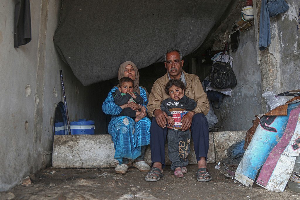 Une famille déplacée vit dans une école endommagée dans la ville de Binish à Idlib, en Syrie.