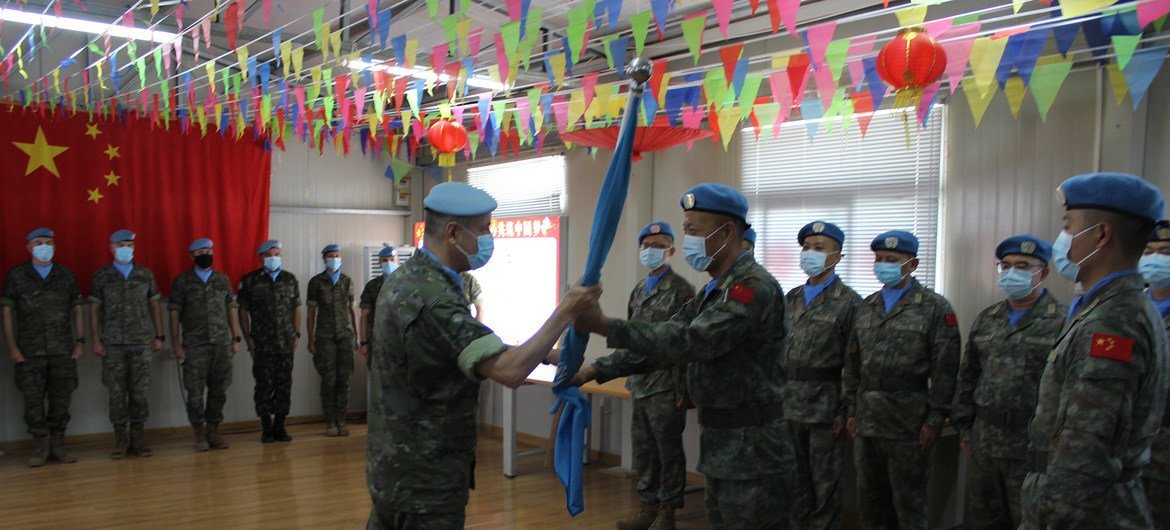 东区司令授予19批医疗分队队长李新顺联合国会旗