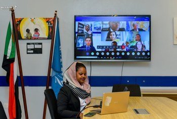 الناشطة السودانية نسرين الصائم، خلال اجتماع افتراضي للمجموعة الاستشارية مع الأمين العام للأمم المتحدة، أنطونيو غوتيريش.