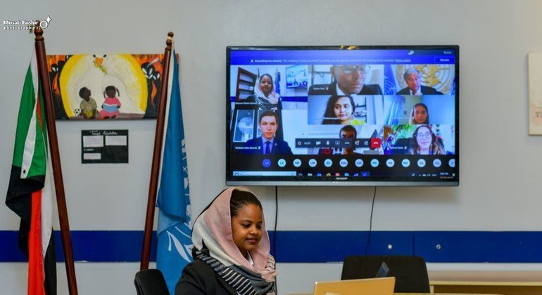 الناشطة السودانية نسرين الصائم، خلال اجتماع افتراضي للمجموعة الاستشارية مع الأمين العام للأمم المتحدة، أنطونيو غوتيريش.