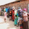 منظمة الصحة العالمية تدعو إلى تجنب القومية في توزيع لقاح فيروس كورونا. في الصورة، مشهد من جزيرة ماندا في كينيا، حيث يصطف السكان لتلقي خدمات طبية.