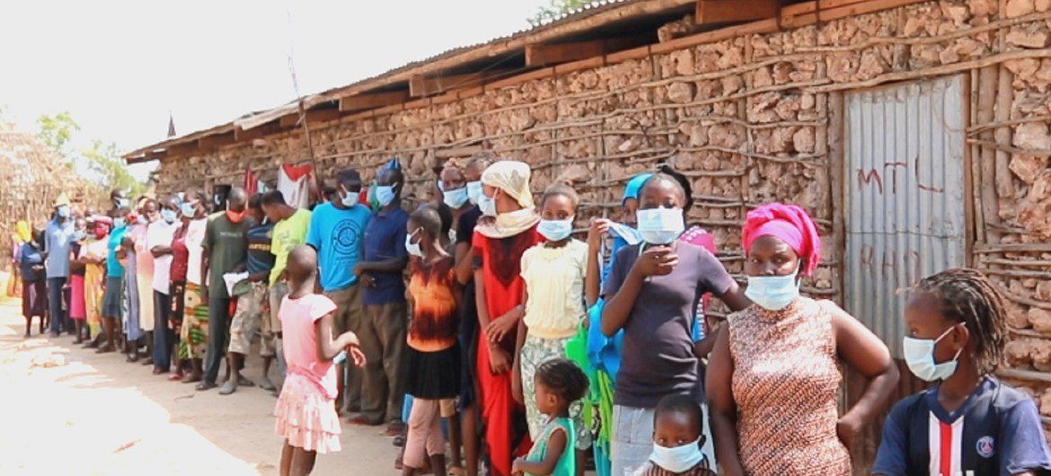منظمة الصحة العالمية تدعو إلى تجنب القومية في توزيع لقاح فيروس كورونا. في الصورة، مشهد من جزيرة ماندا في كينيا، حيث يصطف السكان لتلقي خدمات طبية.