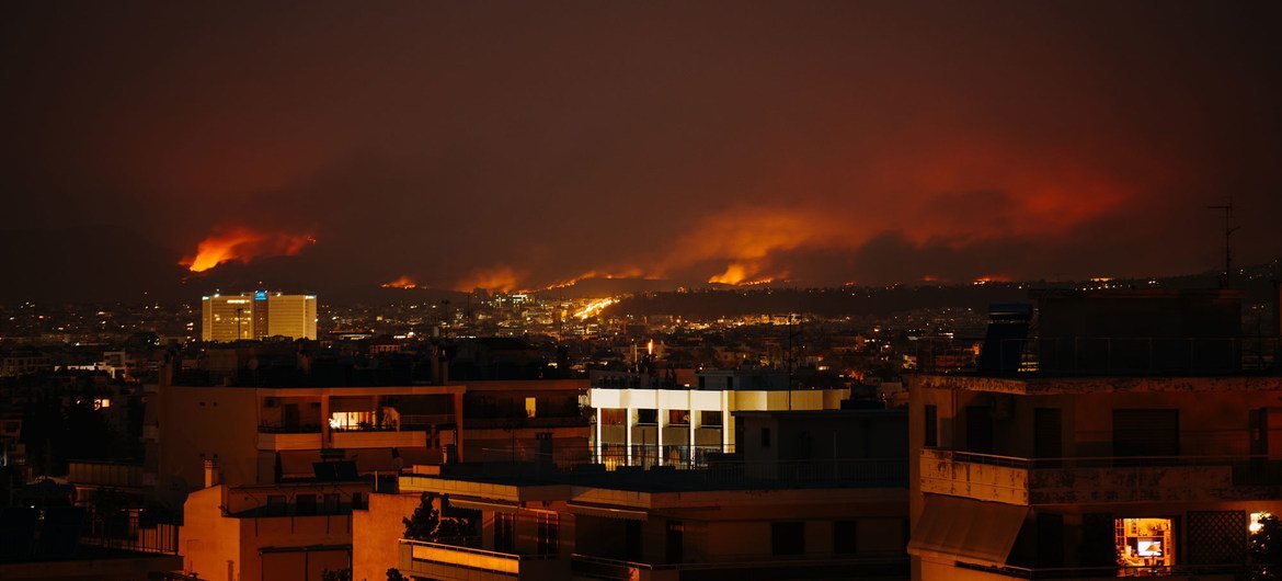 Сильные ветры и высокие температуры привели к распространению лесных пожаров в городе Афины, Греция.