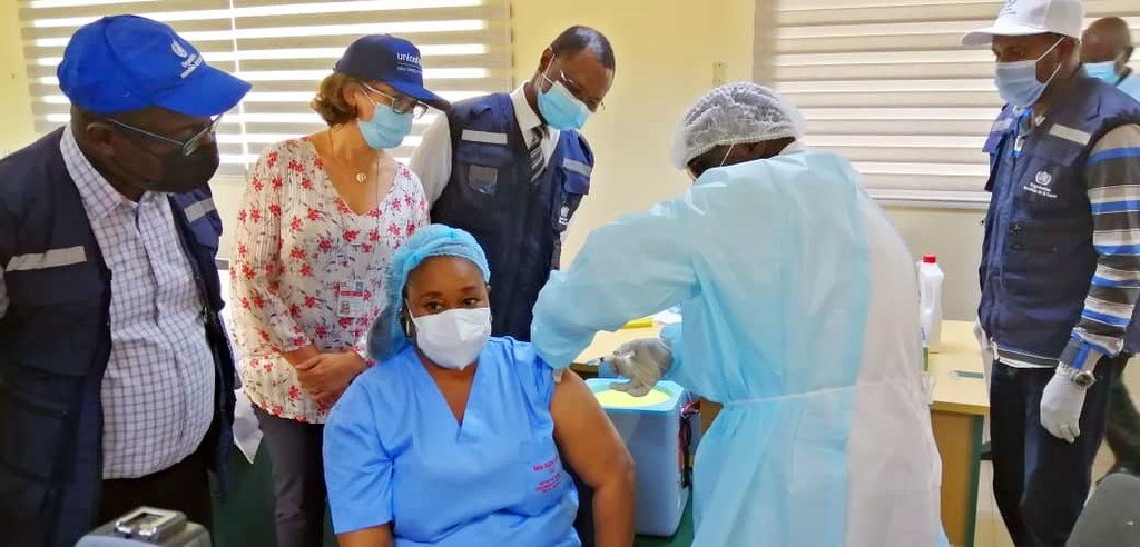 Un travailleur de santé reçoit une dose du vaccin contre Ebola à Abidjan, en Côte d'Ivoire.