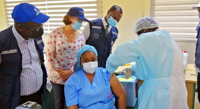 Un travailleur de santé reçoit une dose du vaccin contre Ebola à Abidjan, en Côte d'Ivoire.