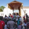 Des habitants des Cayes cherchent des parents disparus parmi les décombres d'une église après le tremblement de terre de magnitude 7,2 qui a frappé Haïti le 14 août.