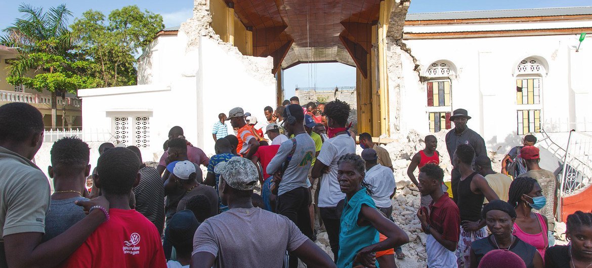 سكان مدينة ليس كاييس يبحثون عن أقاربهم المفقودين بين أنقاض الكنيسة في أعقاب الزلزال الذي بلغت قوته 7.2 درجة والذي ضرب هايتي في 14 آب/أغسطس.