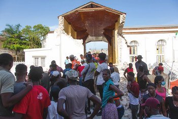 Des habitants des Cayes cherchent des parents disparus parmi les décombres d'une église après le tremblement de terre de magnitude 7,2 qui a frappé Haïti le 14 août.