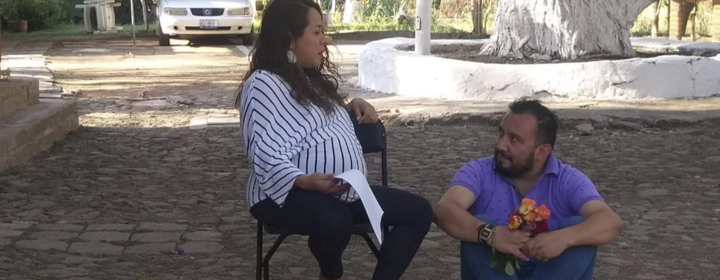 Israel Nieves Romero y su esposa Karla Hidalgo participan en una ceremonia holística por el segundo embarazo de Karla en la ciudad de Querétaro, en el centro de México. Su hija, Ximena Lucía, tiene ahora 4 meses. 