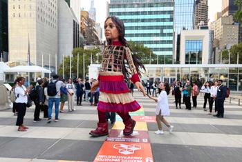 La pequeña Amal, una marioneta de tres metros de altura que representa a un refugiado sirio de 10 años, visita la Cumbre de Transformación de la Educación en Nueva York, recordando que la educación es un derecho básico.