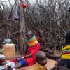 Katika Kaunti ya Turkana nchini Kenya, Abenyo Natiir  (kati- kulia) akitengeneza shanga za urembo akiwa na binti yake Awesit Lisilgor (kushoto- kati)