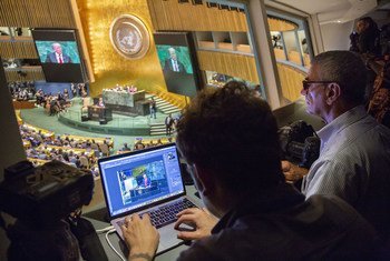 记者正在从联合国的媒体间报道联大一般性辩论。 