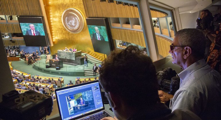 记者正在从联合国的媒体间报道联大一般性辩论。 