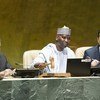 Le Nigérian Tijjani Muhammad-Bande, Président de la 74e session de l'Assemblée générale des Nations Unies (centre) aux côtés du Secrétaire général de l’ONU António Guterres (gauche)