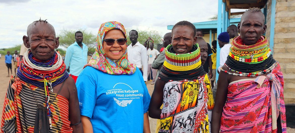 La directora ejecutiva de ONU-Hábitat, Maimunah Mohd Sharif (2ª por la izquierda), con mujeres a las que conoció durante su visita a unos nuevos asentamientos de ONU-Hábitat en Turkana, Kenya.