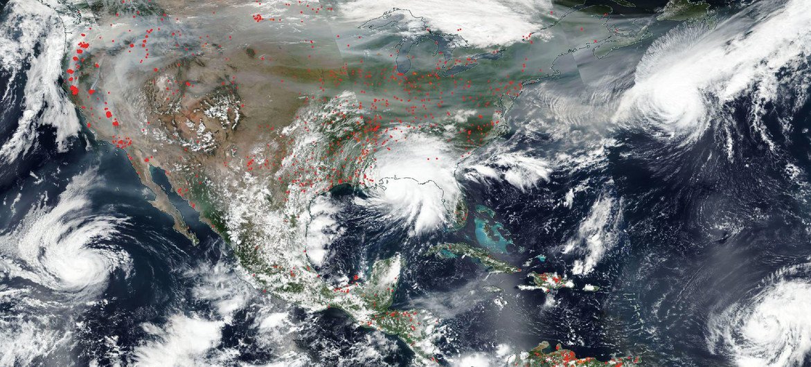Imagen de satélite que muestra al huracán Sally tocando tierra en la costa del Golfo de Estados Unidos. 